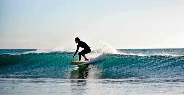 Cours de surf à la torche : perfectionnez votre technique dès maintenant